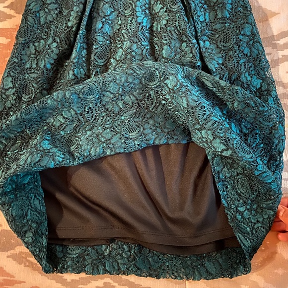 MODEST LACED DRESS - Picture 4 of 5